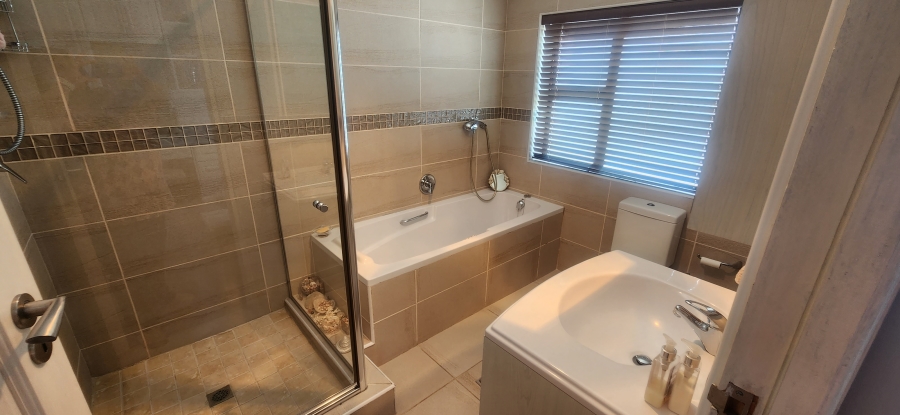 6 Bedroom Property for Sale in Da Nova Western Cape